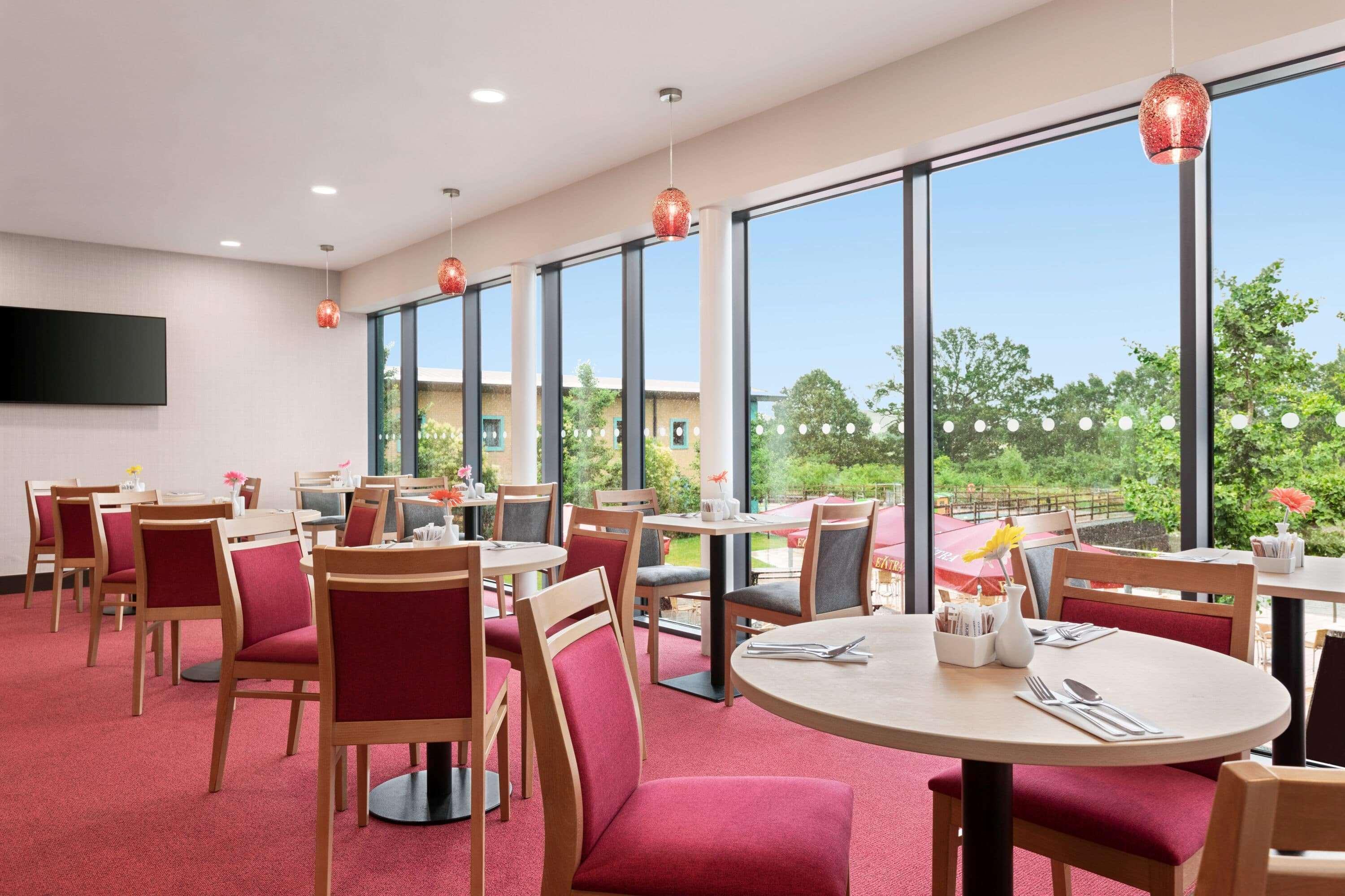 Отель Ramada By Wyndham Cobham Собхэм Экстерьер фото
