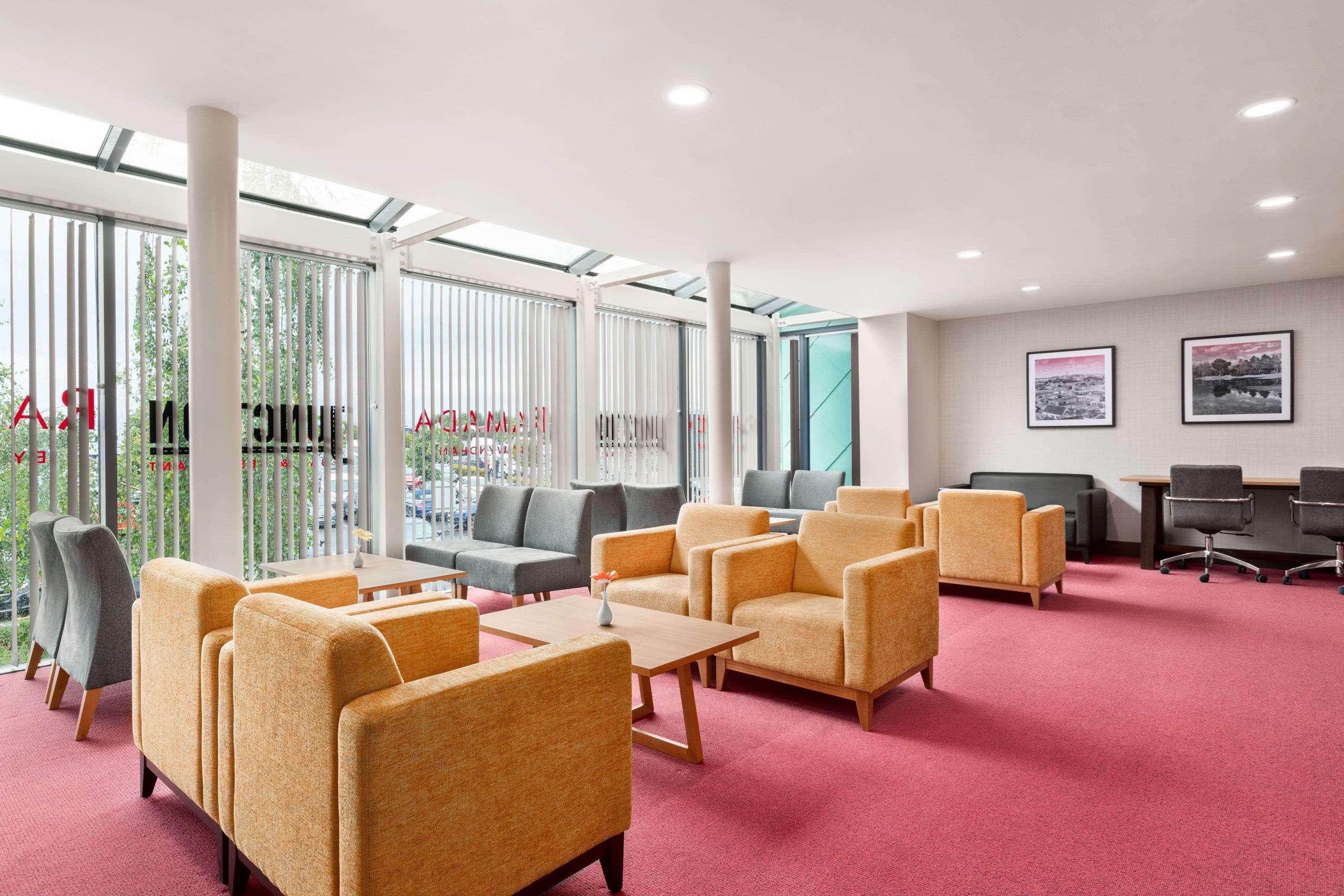 Отель Ramada By Wyndham Cobham Собхэм Экстерьер фото